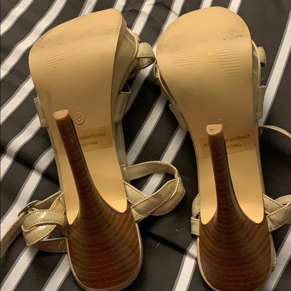 Beige 4” platform heels. Worn twice, size 8 - Picture 3 of 4